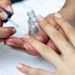 Descubre las consecuencias de no usar base en tus uñas