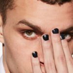 Significado de uñas negras en hombres: ¿moda o mensaje?